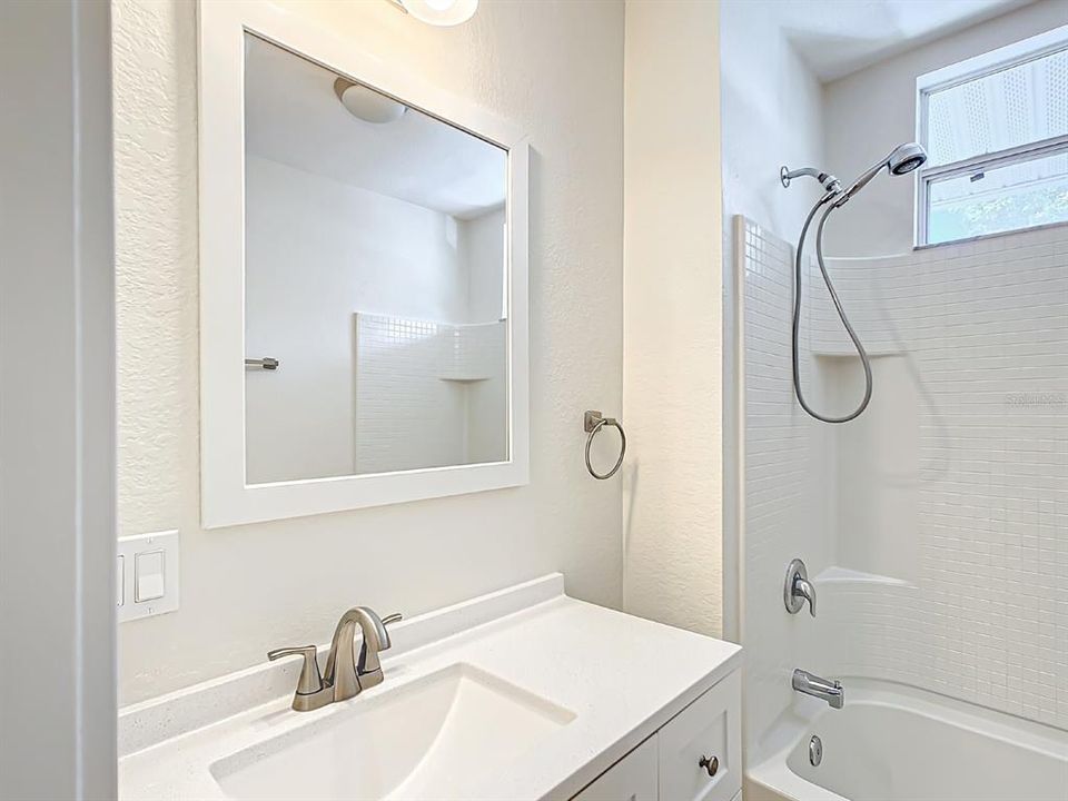 出租: $2,000 (2 贝兹, 1 浴室, 936 平方英尺)