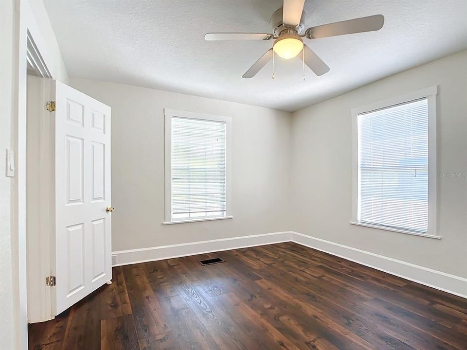 出租: $2,000 (2 贝兹, 1 浴室, 936 平方英尺)