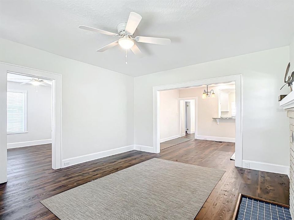 出租: $2,000 (2 贝兹, 1 浴室, 936 平方英尺)