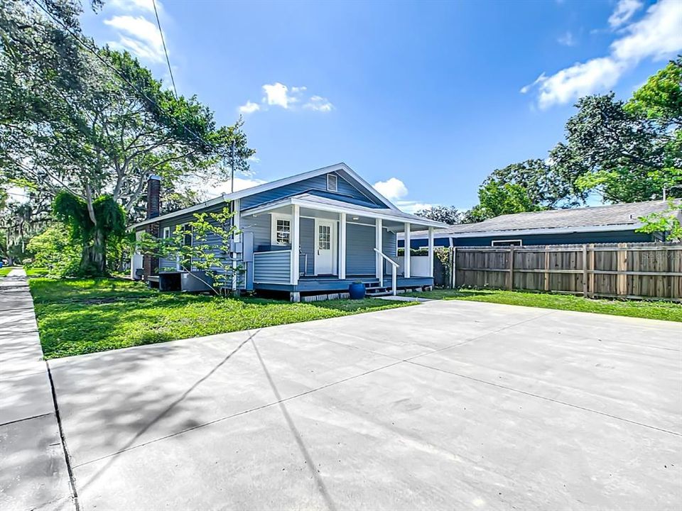 出租: $2,000 (2 贝兹, 1 浴室, 936 平方英尺)