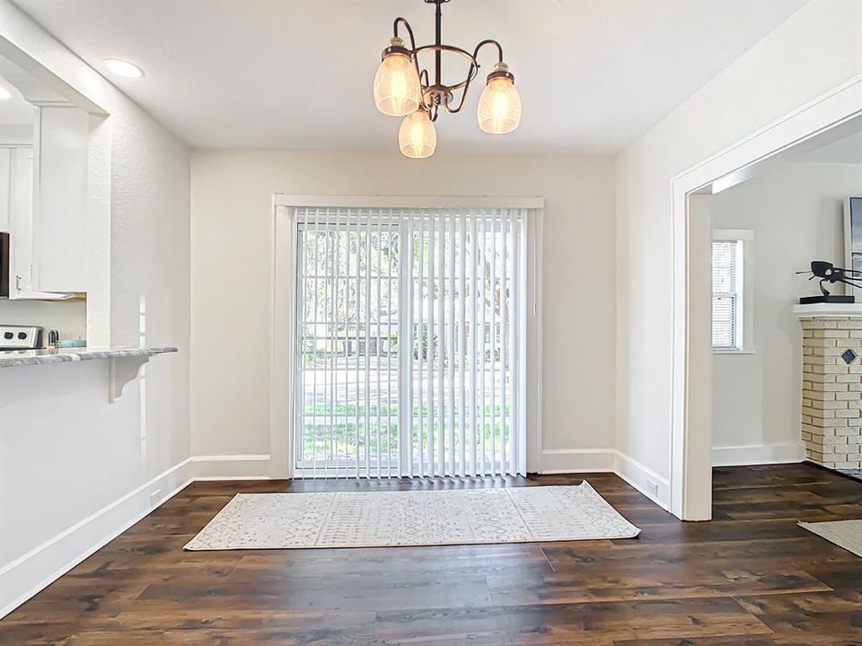 出租: $2,000 (2 贝兹, 1 浴室, 936 平方英尺)