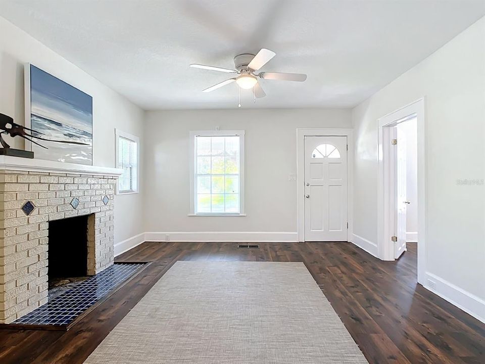 出租: $2,000 (2 贝兹, 1 浴室, 936 平方英尺)