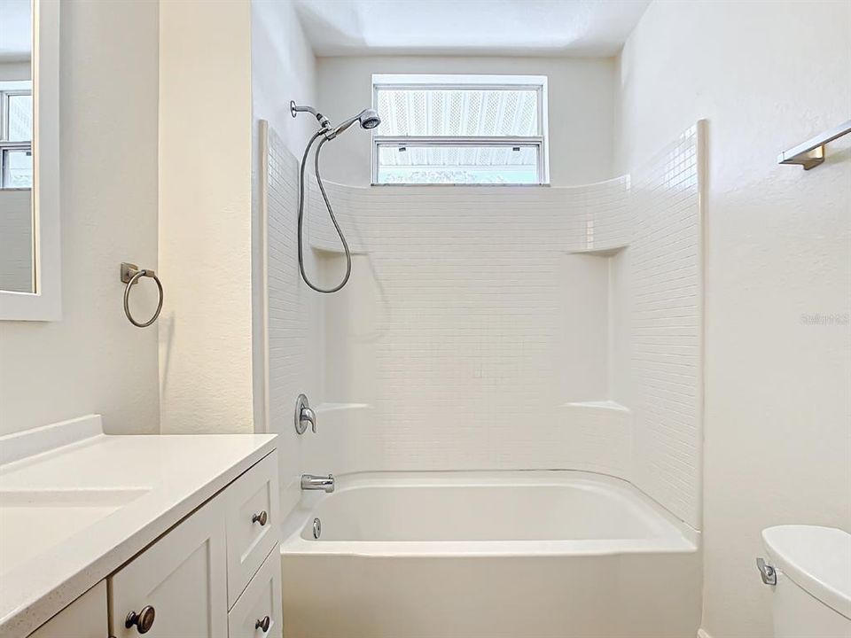 出租: $2,000 (2 贝兹, 1 浴室, 936 平方英尺)