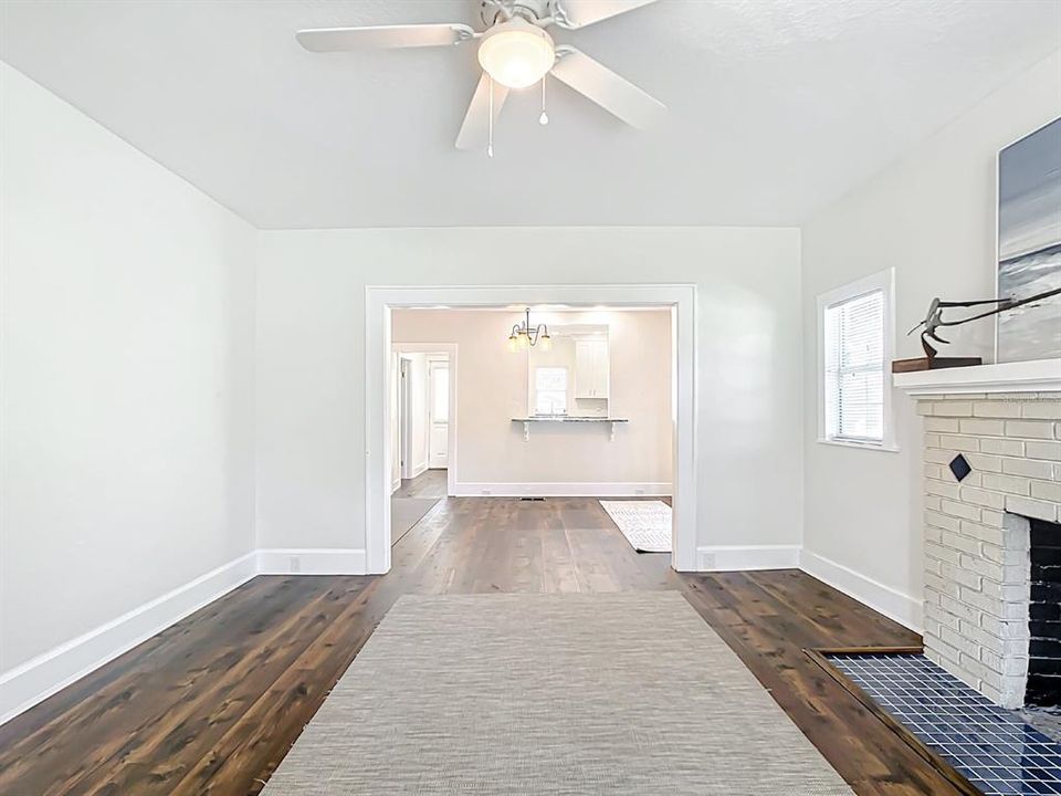 出租: $2,000 (2 贝兹, 1 浴室, 936 平方英尺)