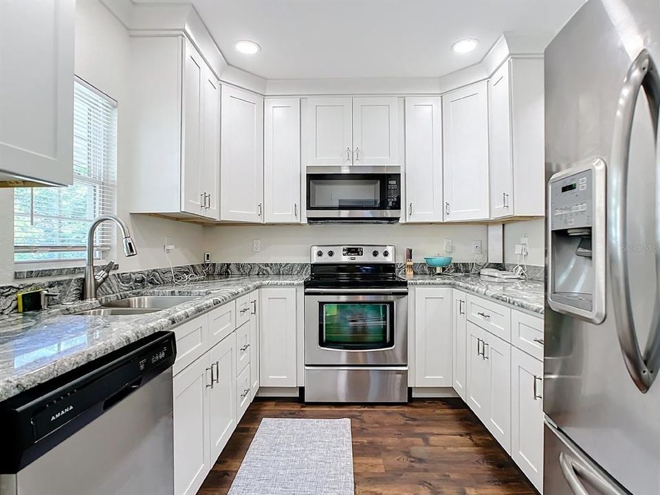 出租: $2,000 (2 贝兹, 1 浴室, 936 平方英尺)