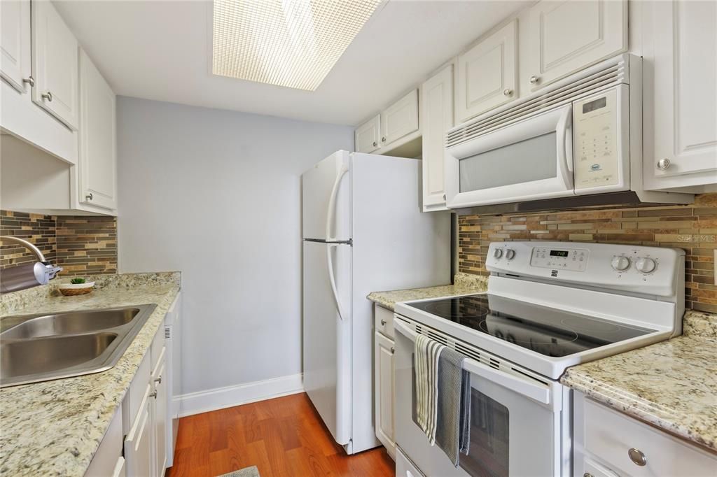 待售: $175,000 (1 贝兹, 1 浴室, 560 平方英尺)