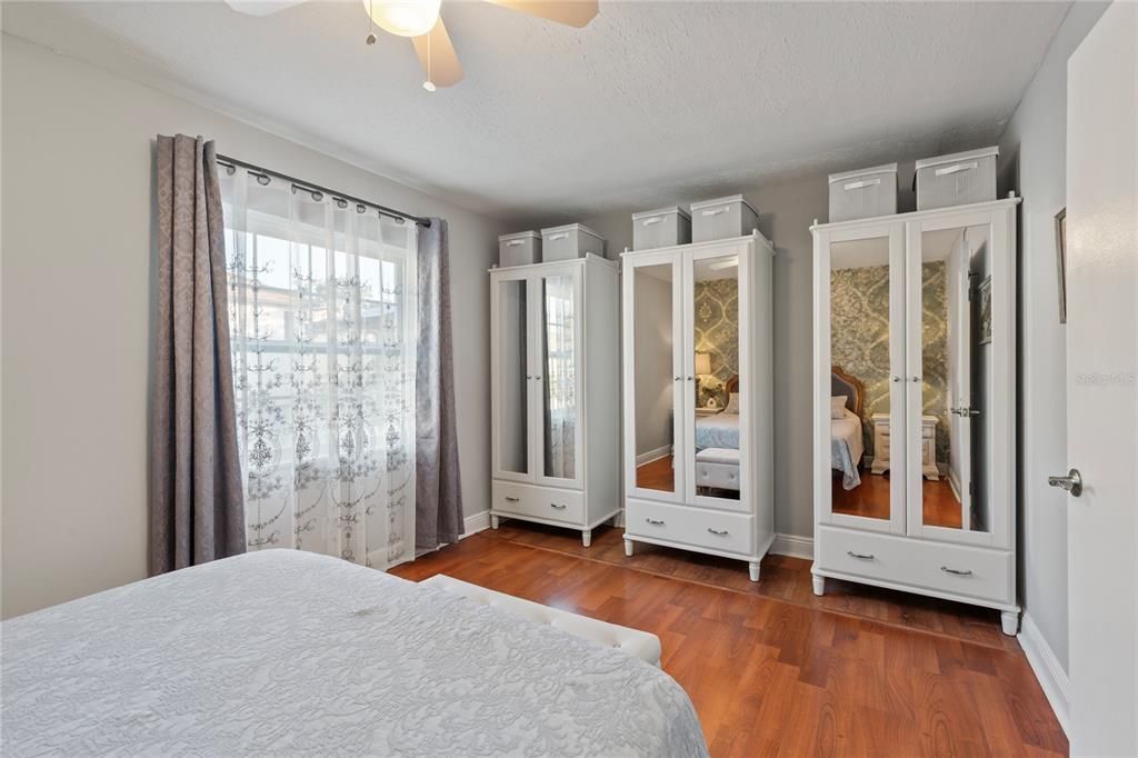 待售: $175,000 (1 贝兹, 1 浴室, 560 平方英尺)