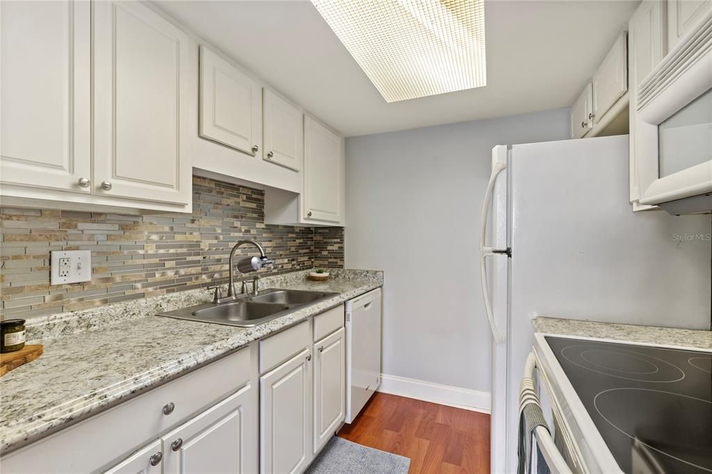 待售: $175,000 (1 贝兹, 1 浴室, 560 平方英尺)