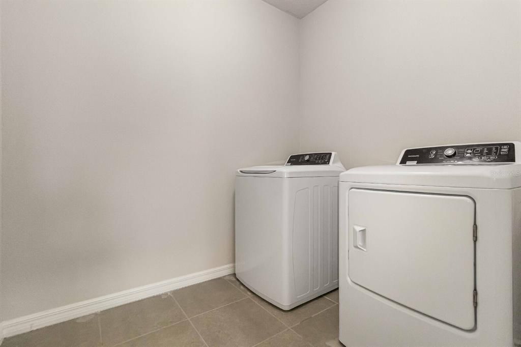 For Rent: $3,495 (5 beds, 3 baths, 2475 Square Feet)