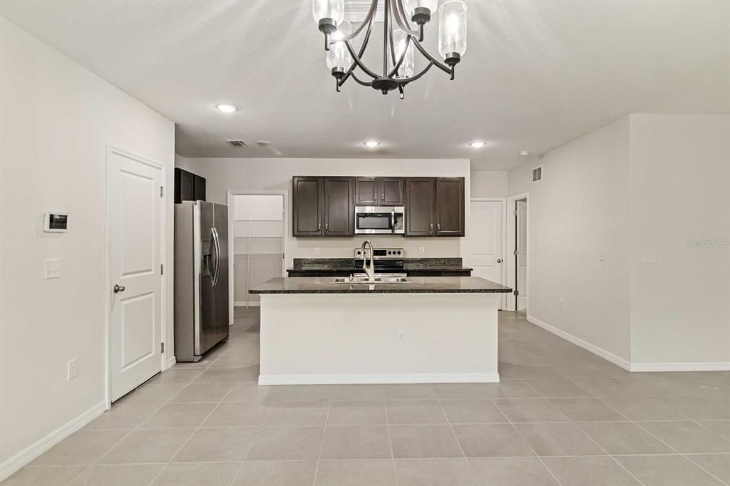 For Rent: $3,495 (5 beds, 3 baths, 2475 Square Feet)