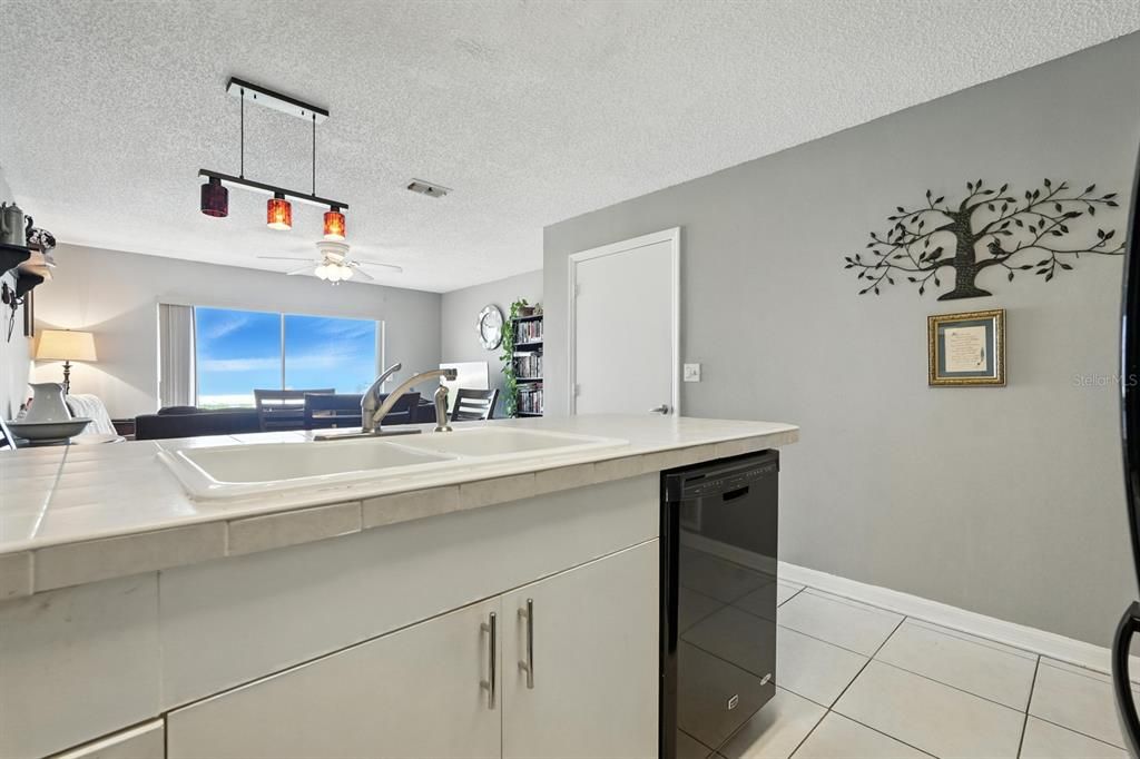 Active With Contract: $244,900 (2 beds, 2 baths, 980 Square Feet)