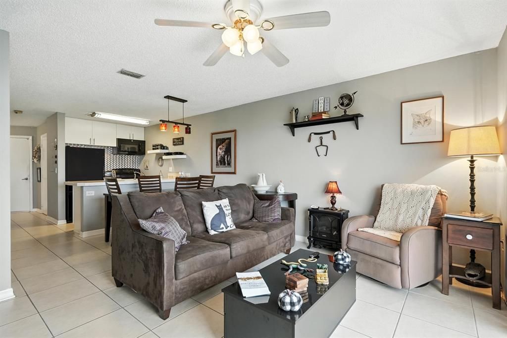 Active With Contract: $244,900 (2 beds, 2 baths, 980 Square Feet)