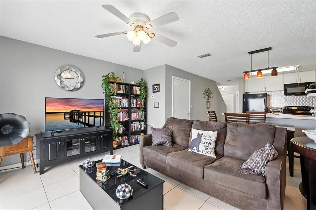 Active With Contract: $244,900 (2 beds, 2 baths, 980 Square Feet)