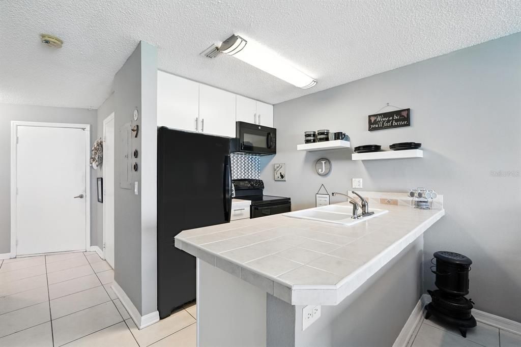 Active With Contract: $244,900 (2 beds, 2 baths, 980 Square Feet)