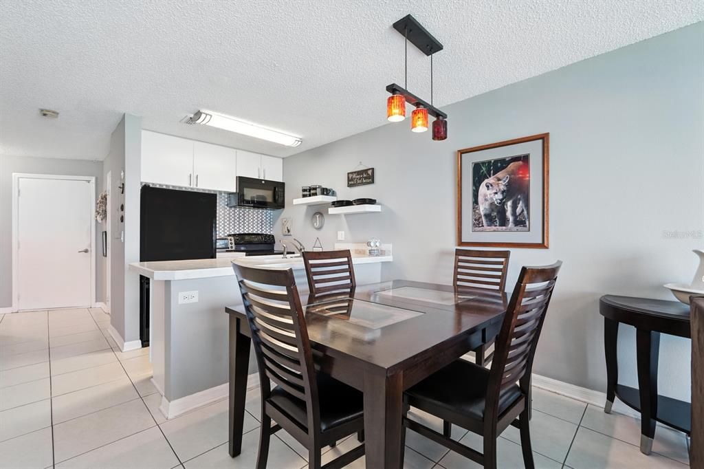 Active With Contract: $244,900 (2 beds, 2 baths, 980 Square Feet)