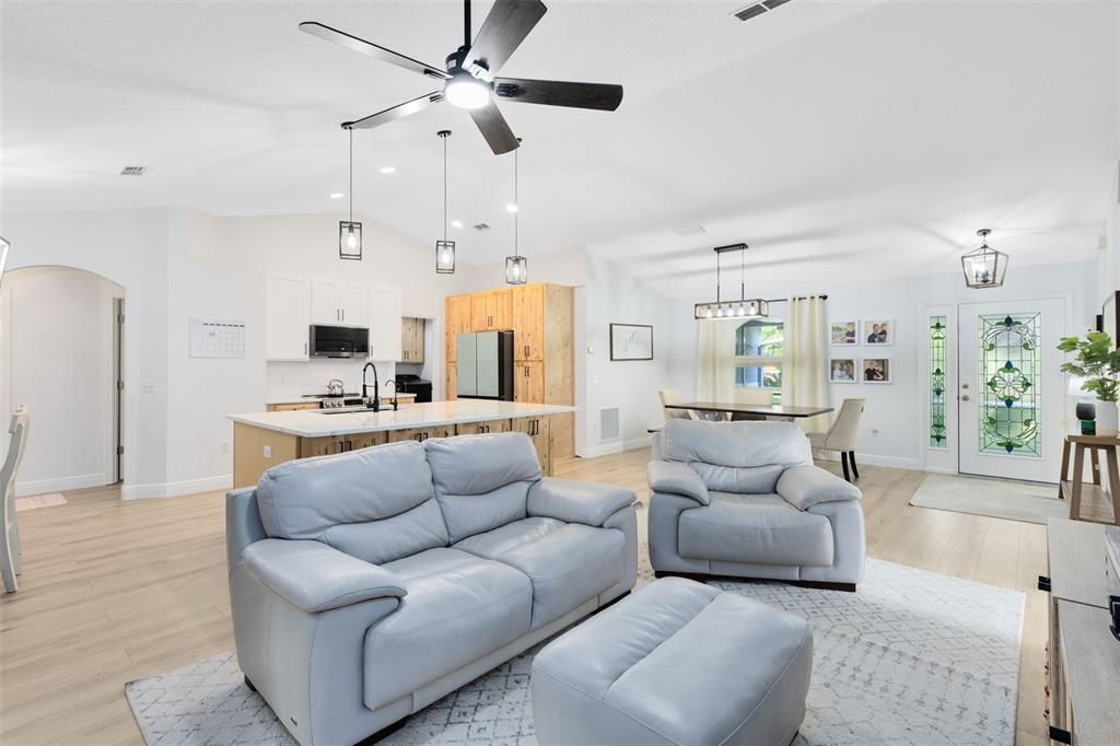 En Venta: $649,000 (3 camas, 2 baños, 1429 Pies cuadrados)