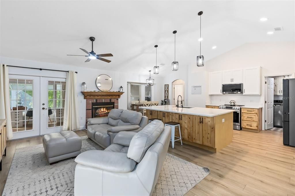 En Venta: $649,000 (3 camas, 2 baños, 1429 Pies cuadrados)