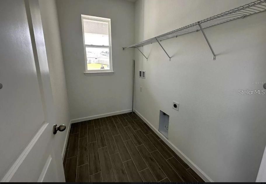 Active With Contract: $2,550 (4 beds, 2 baths, 1654 Square Feet)