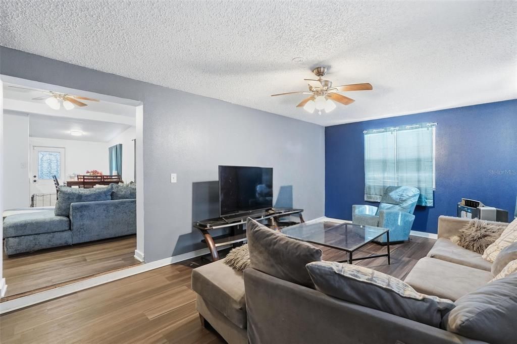 For Sale: $299,900 (3 beds, 1 baths, 1124 Square Feet)