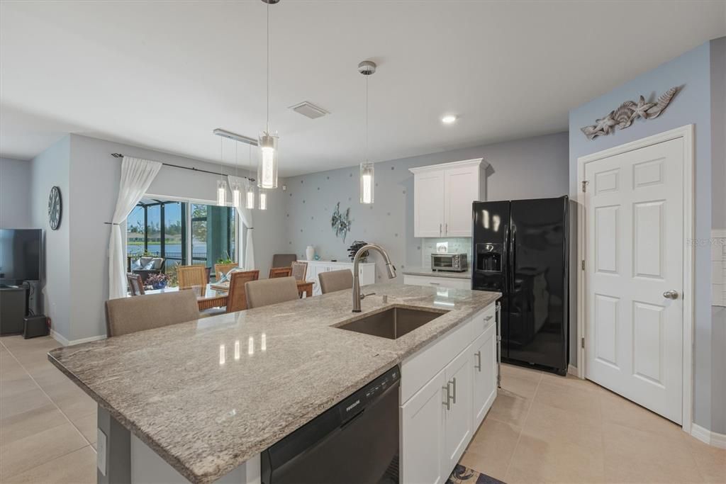 待售: $385,000 (4 贝兹, 2 浴室, 1846 平方英尺)