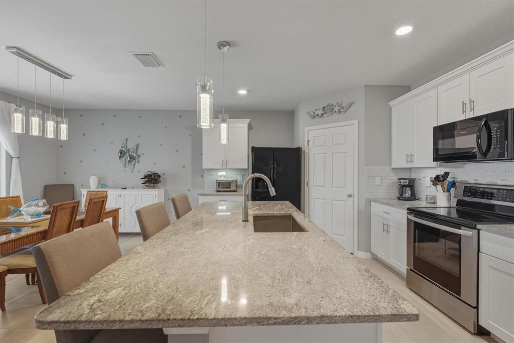 待售: $385,000 (4 贝兹, 2 浴室, 1846 平方英尺)