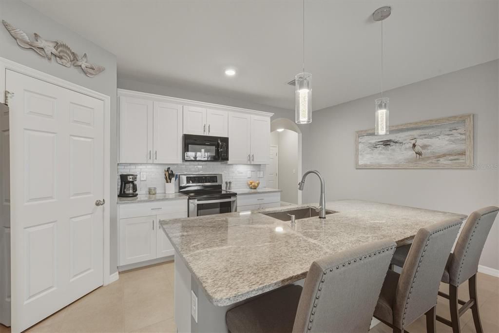 待售: $385,000 (4 贝兹, 2 浴室, 1846 平方英尺)