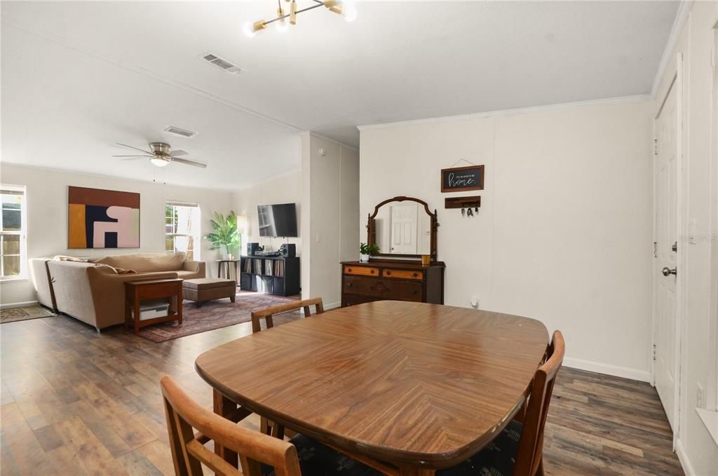 待售: $380,000 (3 贝兹, 2 浴室, 1296 平方英尺)