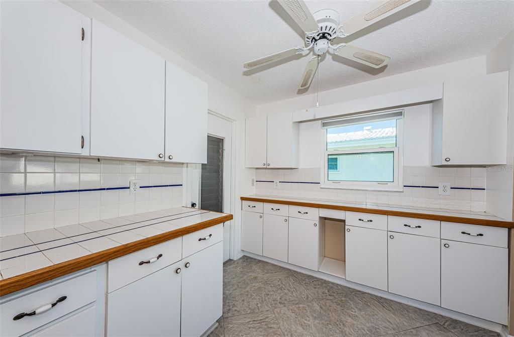 Active With Contract: $261,690 (2 beds, 2 baths, 1328 Square Feet)