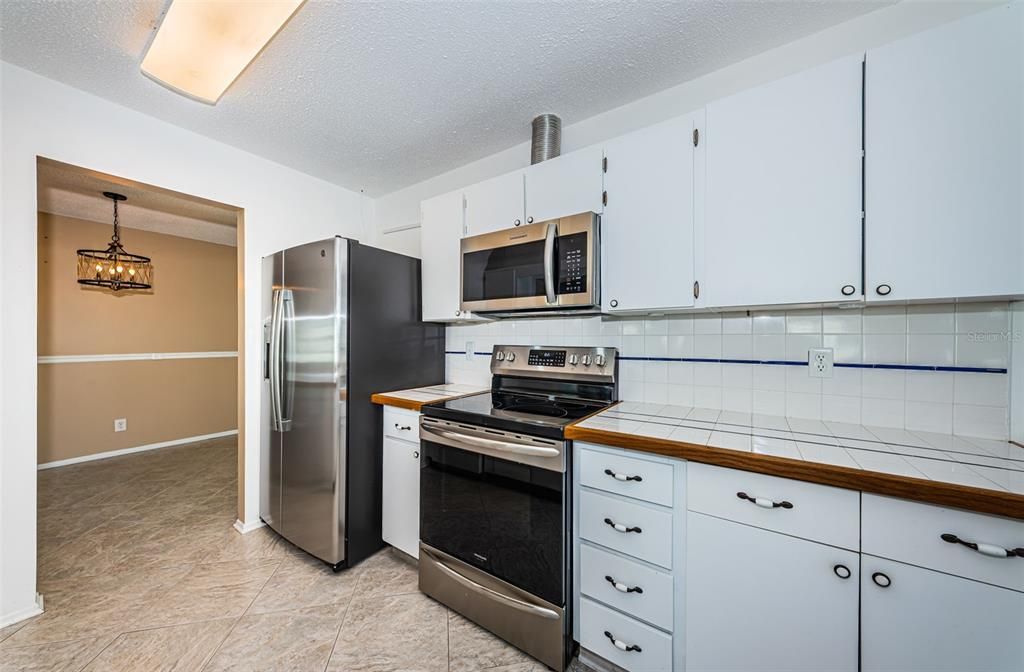 Active With Contract: $261,690 (2 beds, 2 baths, 1328 Square Feet)