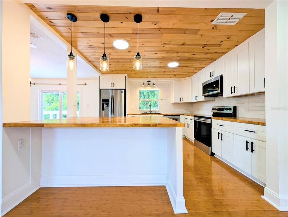 Под контрактом: $3,000 (5 спален, 3 ванн, 2376 Квадратных фут)