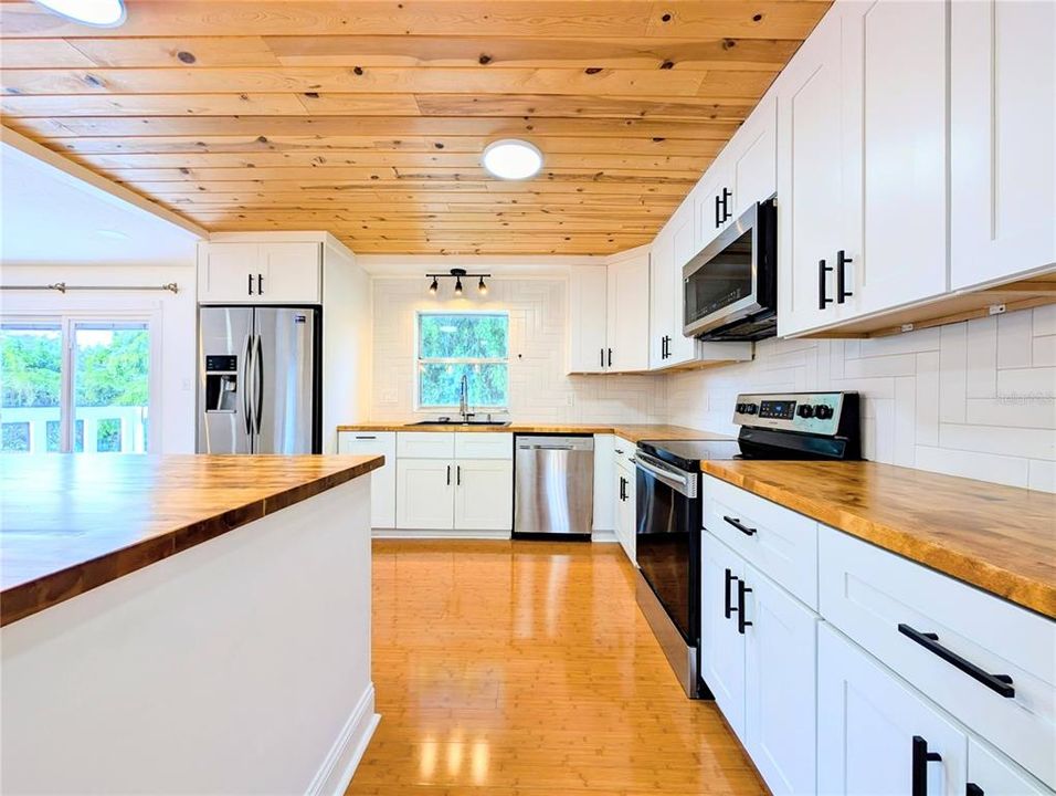 Под контрактом: $3,000 (5 спален, 3 ванн, 2376 Квадратных фут)