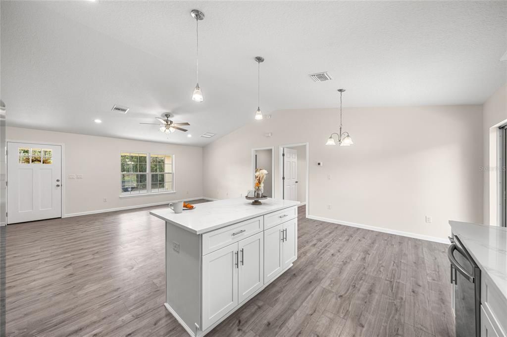 Activo con contrato: $255,000 (3 camas, 2 baños, 1447 Pies cuadrados)