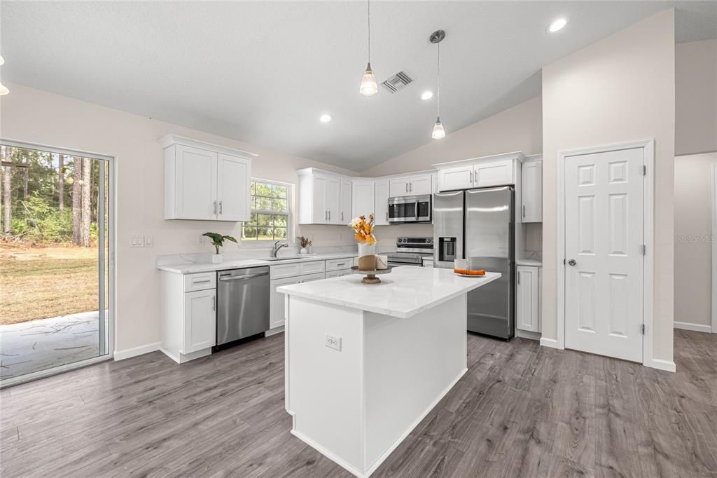 Activo con contrato: $255,000 (3 camas, 2 baños, 1447 Pies cuadrados)