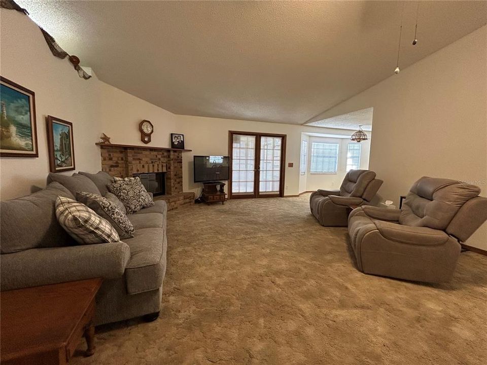 Под контрактом: $349,900 (3 спален, 2 ванн, 1459 Квадратных фут)