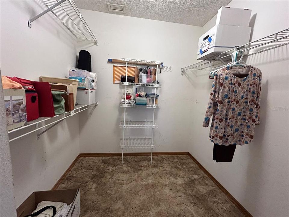 Под контрактом: $349,900 (3 спален, 2 ванн, 1459 Квадратных фут)