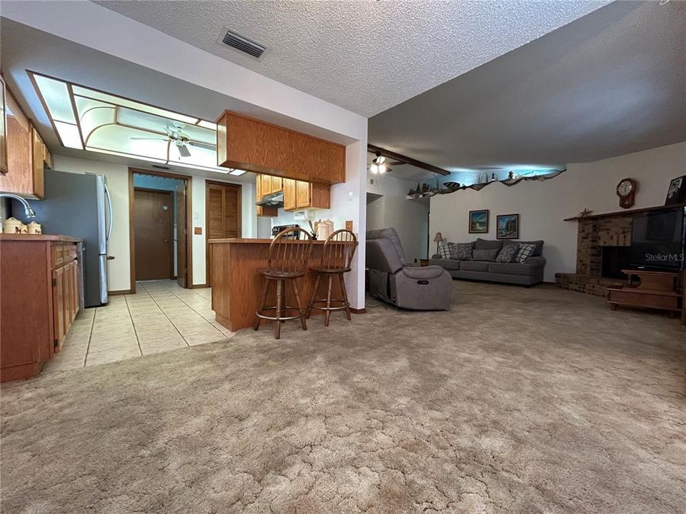 Под контрактом: $349,900 (3 спален, 2 ванн, 1459 Квадратных фут)