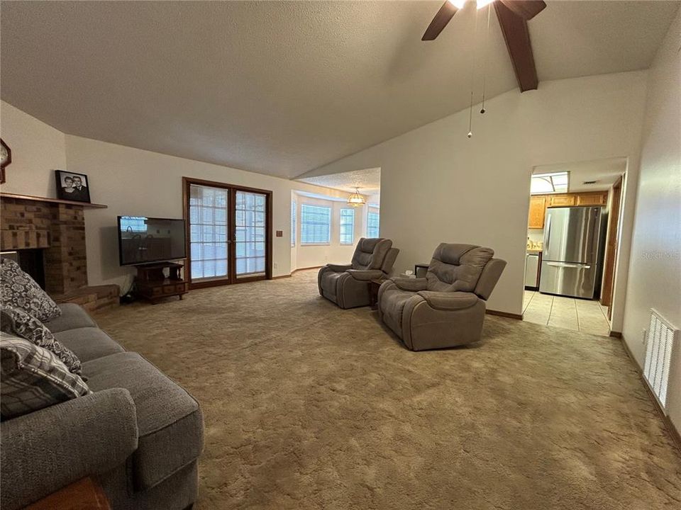 Под контрактом: $349,900 (3 спален, 2 ванн, 1459 Квадратных фут)