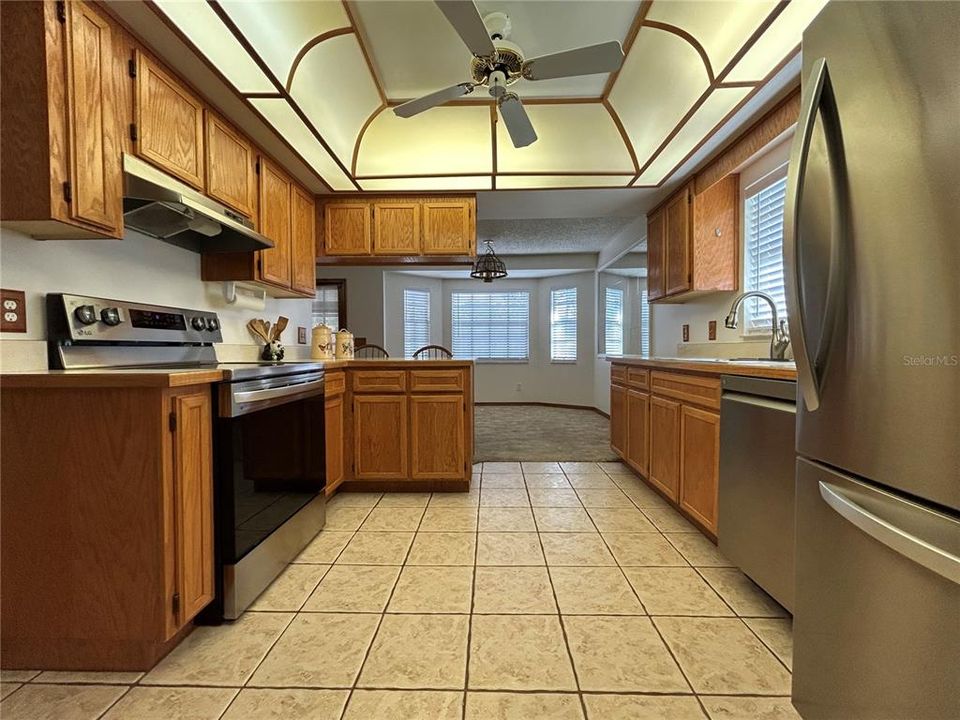 Под контрактом: $349,900 (3 спален, 2 ванн, 1459 Квадратных фут)