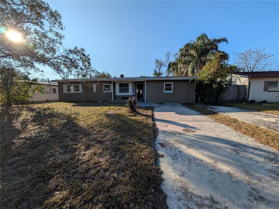 En Venta: $398,000 (5 camas, 2 baños, 1844 Pies cuadrados)