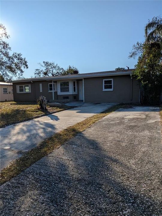 En Venta: $398,000 (5 camas, 2 baños, 1844 Pies cuadrados)