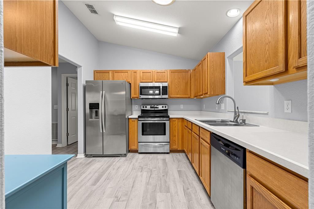 For Rent: $2,050 (3 beds, 2 baths, 1760 Square Feet)