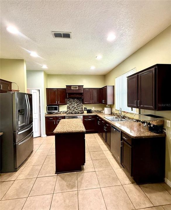 待售: $394,000 (4 贝兹, 2 浴室, 2407 平方英尺)