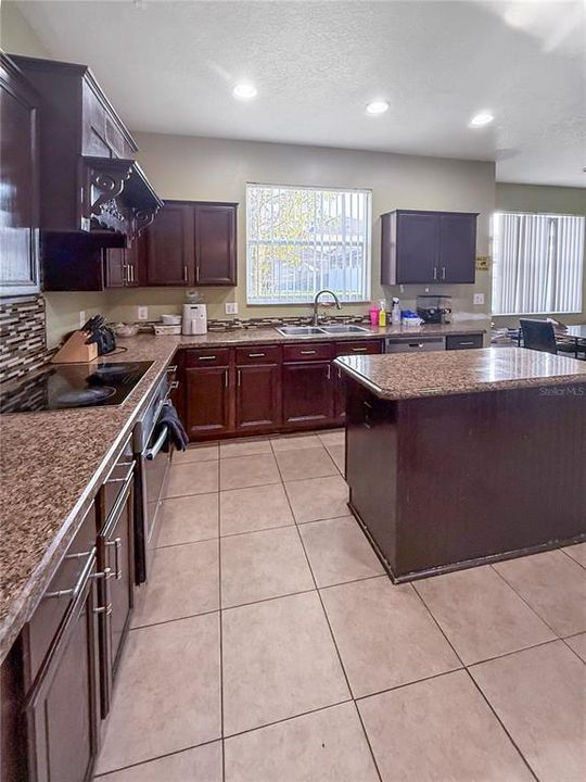 待售: $394,000 (4 贝兹, 2 浴室, 2407 平方英尺)