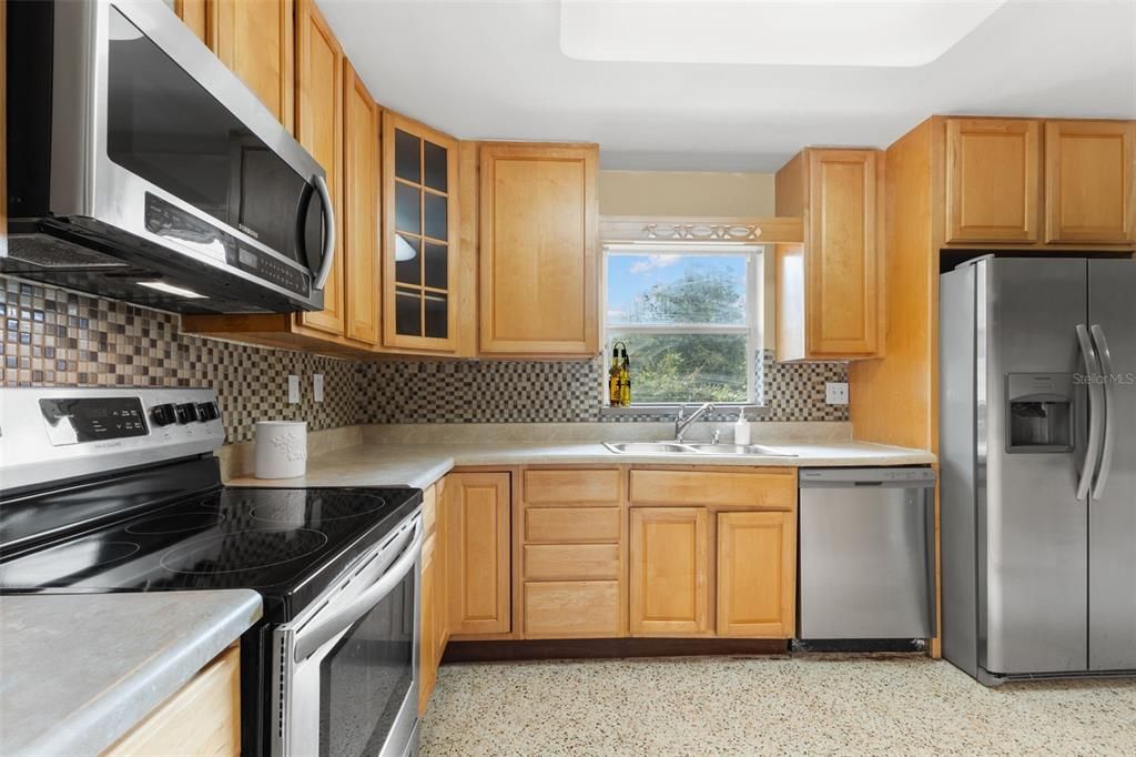 For Sale: $499,900 (4 beds, 2 baths, 2276 Square Feet)