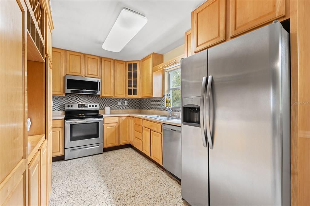 For Sale: $499,900 (4 beds, 2 baths, 2276 Square Feet)