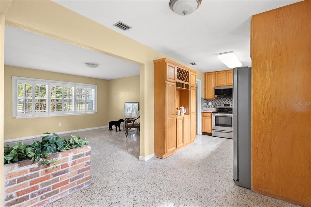 For Sale: $499,900 (4 beds, 2 baths, 2276 Square Feet)