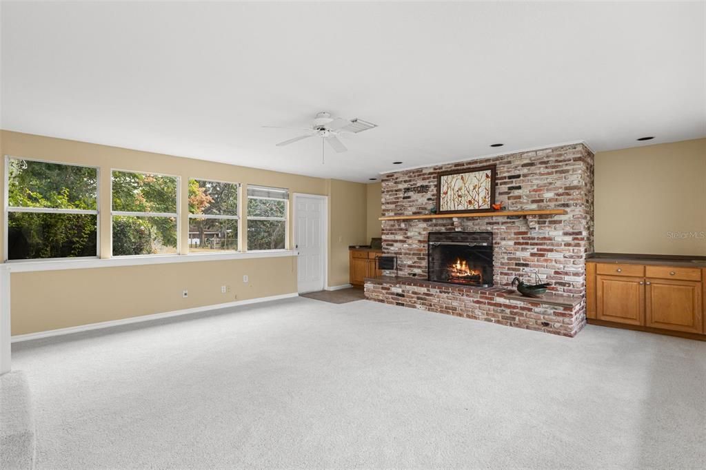 For Sale: $499,900 (4 beds, 2 baths, 2276 Square Feet)