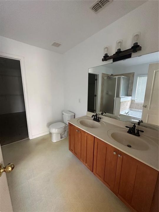 合同活跃: $575,000 (3 贝兹, 2 浴室, 2582 平方英尺)