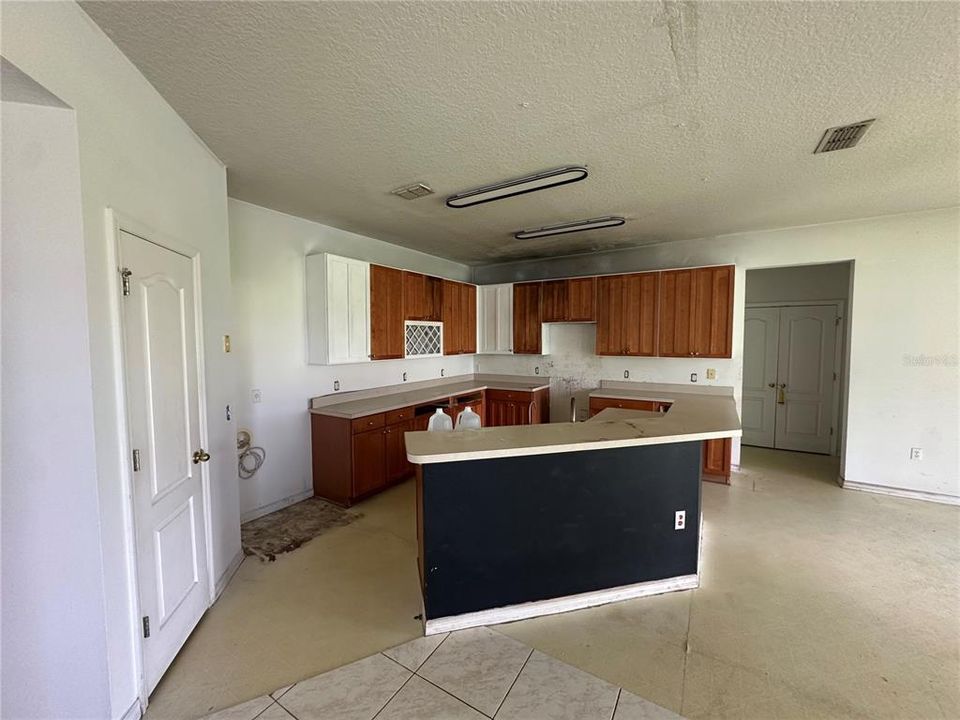 合同活跃: $575,000 (3 贝兹, 2 浴室, 2582 平方英尺)