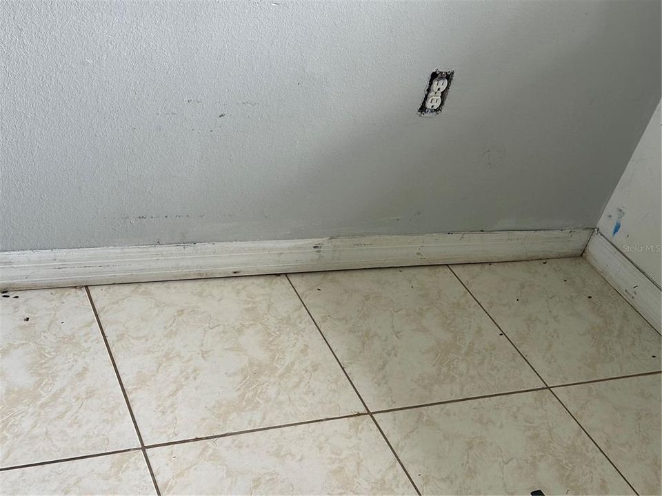 合同活跃: $575,000 (3 贝兹, 2 浴室, 2582 平方英尺)